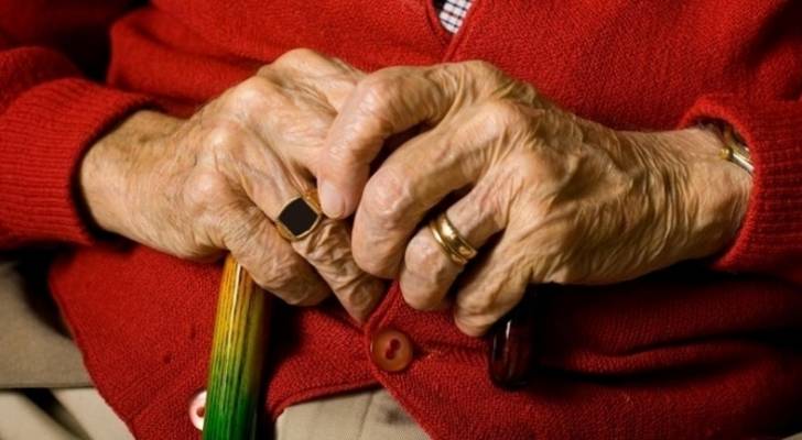 قصة مأساوية لثمانينية تواجه السجن ظلما