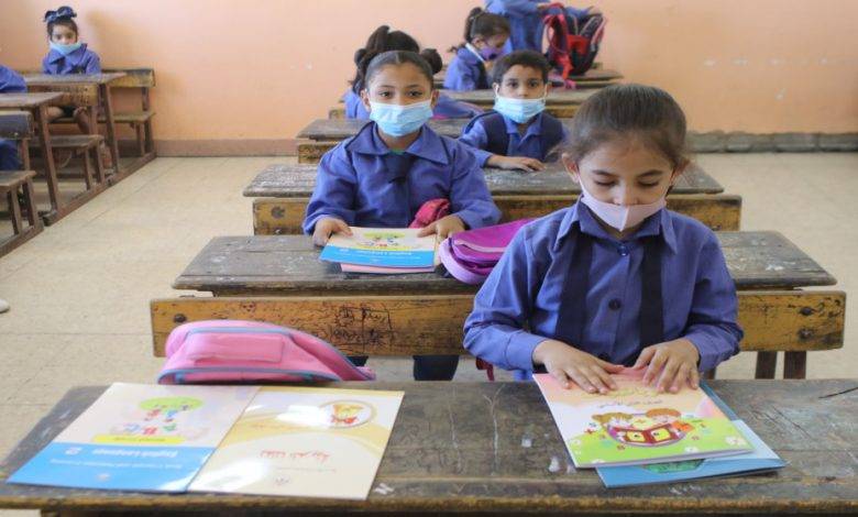 التربية: 20 من الطلبة تلقوا جرعة مطعوم كورونا الأولى