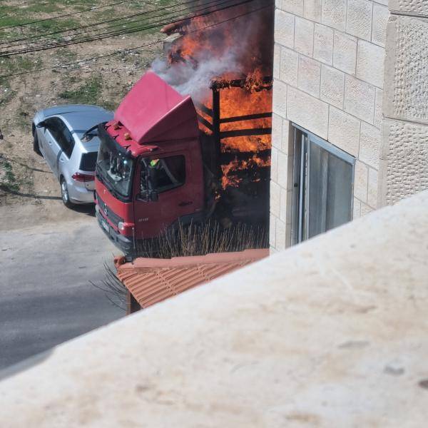 حريق شاحنة محملة بالأثاث في عمان(صور)
