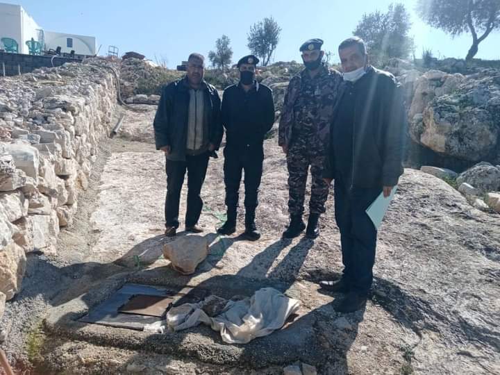 بلدية كفرنجة تردم 13 بئرا...صور