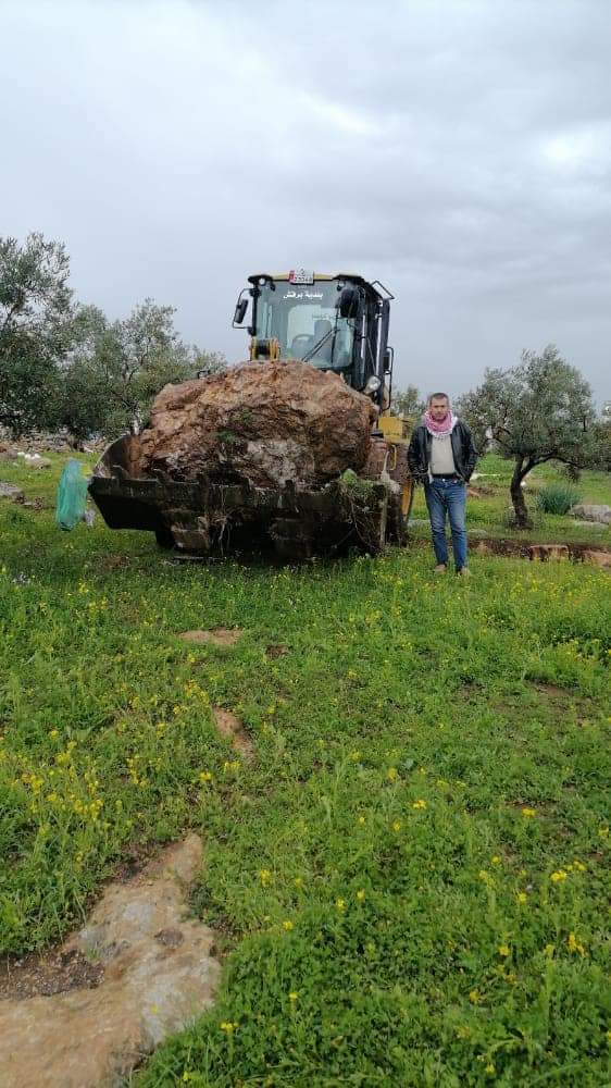 بلدية برقش تردم 10 ابار مهجورة... صور