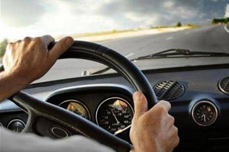 ضبط سائق يسير بسرعة جنونية على طريق الأزرق