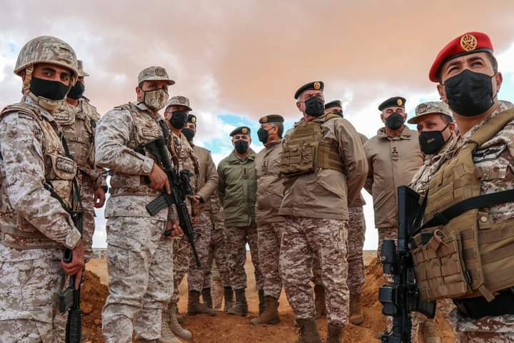 رئيس هيئة الأركان المشتركة يتابع إحباط محاولات تهريب كميات كبيرة من المخدرات على واجهة المنطقة العسكرية الشرقية