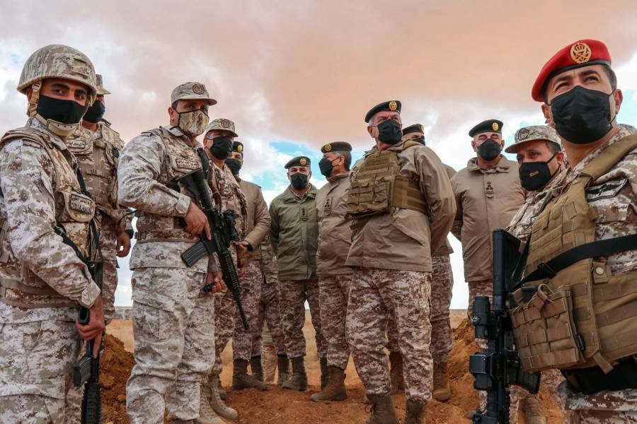 رئيس هيئة الأركان المشتركة يتابع إحباط محاولات تهريب كميات كبيرة من المخدرات