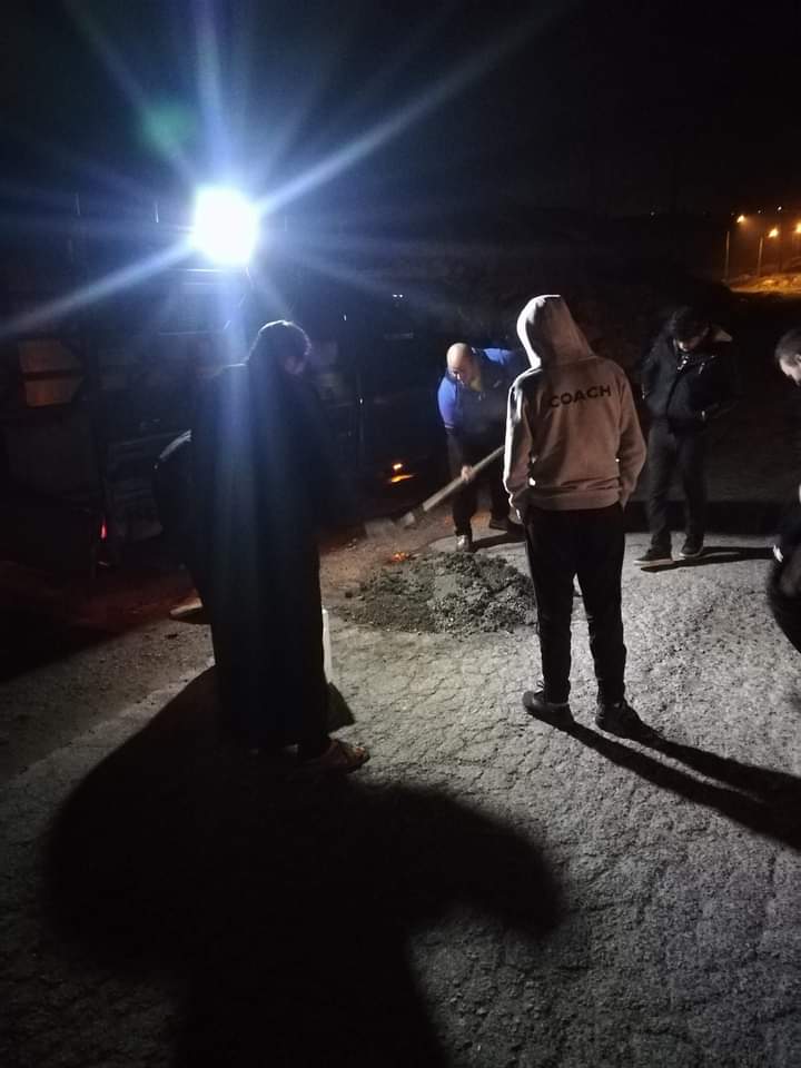 شبان من بلدة فوعرا بمحافظة اربد يبادرون بإصلاح الحفر المتواجدة في قاع وادي تقبل...صور