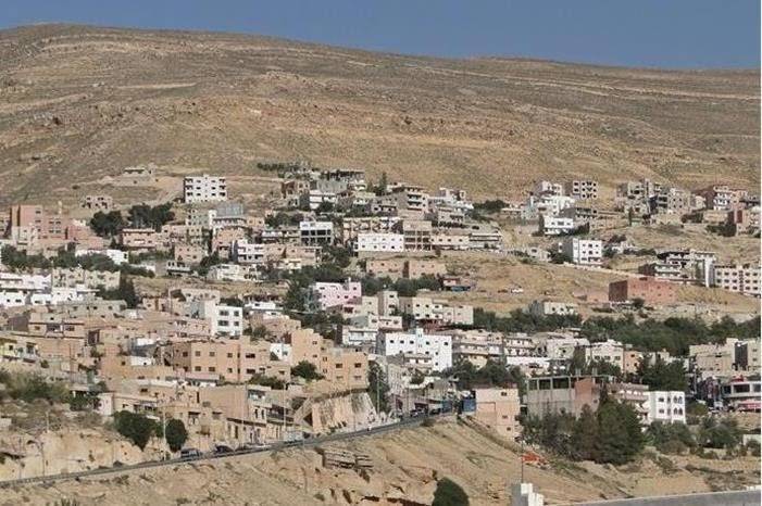 بلدية الكرك تباشر بتوزيع حاويات من إنتاج مصنع تابع لها