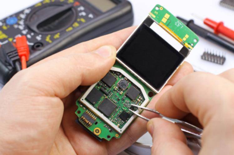 الطفيلة: بدء استقبال طلبات الالتحاق بدورة صيانة الهواتف الخلوية