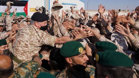 الملك يوجه بصرف 100 دينار لرفاق السلاح من العاملين والمتقاعدين