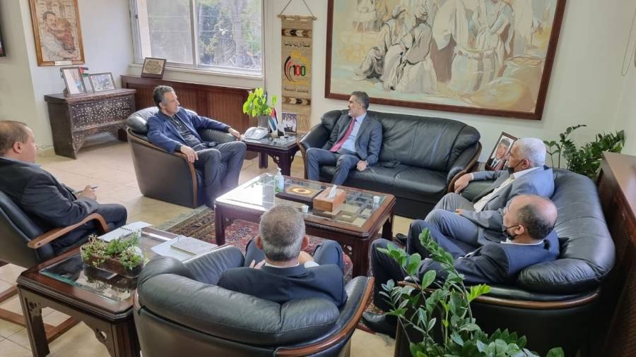 وزير السياحة يناقش مع مدير الضمان سبل التخفيف عن القطاع وحماية العاملين فيه