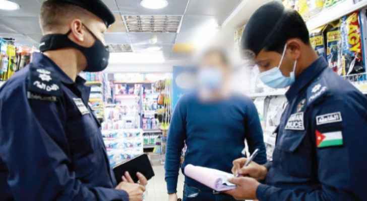 محافظ المفرق : إغلاق محل تجاري اسبوع لمخالفته اوامر الدفاع