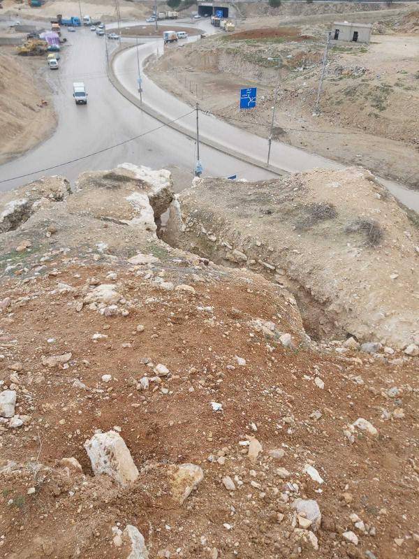 إزالة مقطع صخري آيل للسقوط في الرصيفة