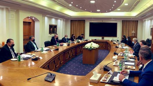 وزير الخارجية يبحث مع وفد أميركي تعزيز العلاقات الاقتصادية والتجارية والاستثمارية