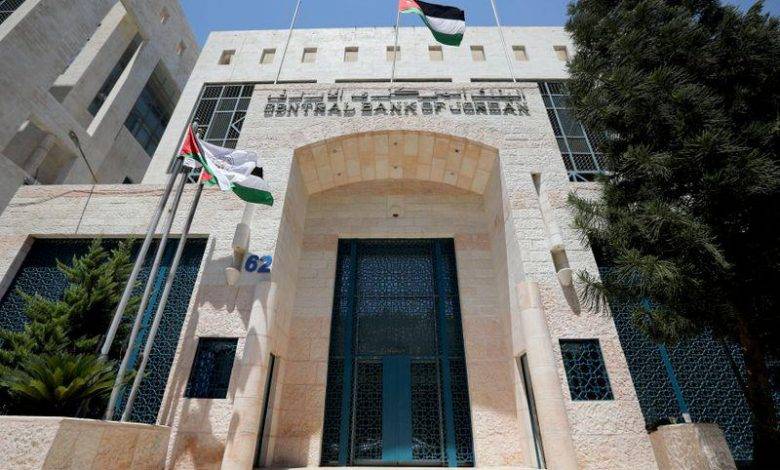 رغم تعميم “المركزي”.. بنوك تقتطع من مكرمة الـ100 دينار – صور