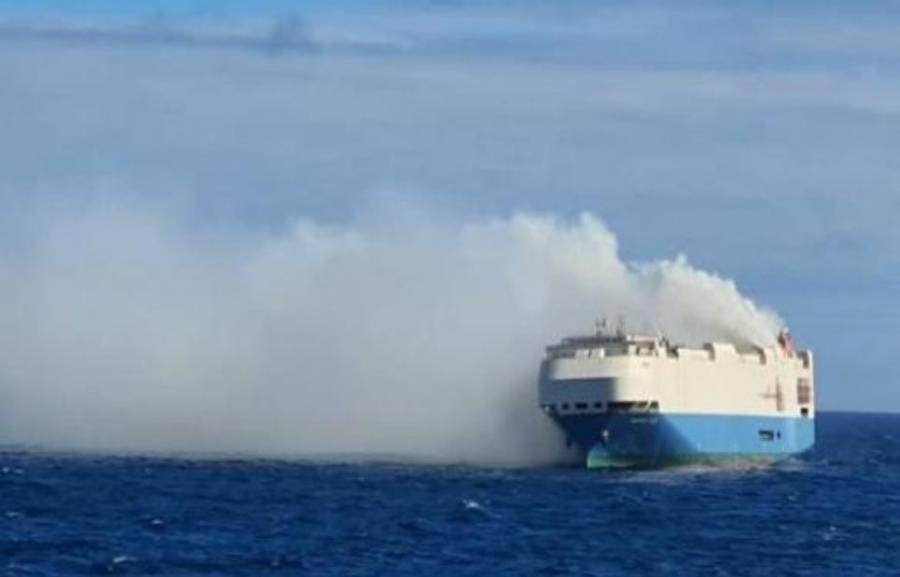 باخرة السيارات تحترق وسط المحيط.. والخسائر بالملايين