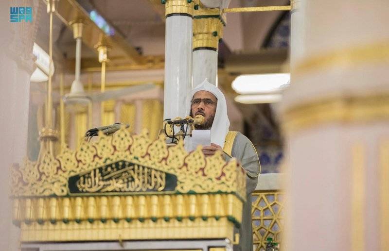 إمام المسجد النبوي: المجتمعات والأمم تئنّ من مظاهر فقد إحسان العمل