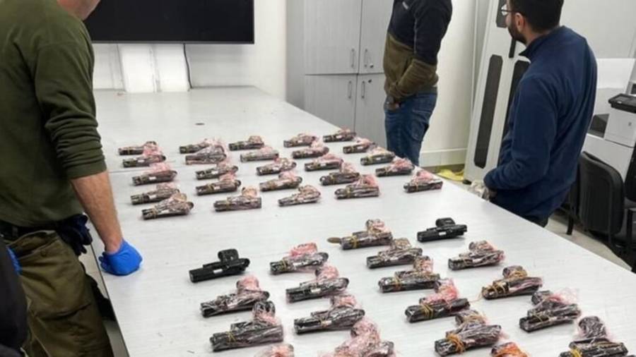 الاحتلال يعلن العثور على أسلحة قرب الحدود مع الأردن