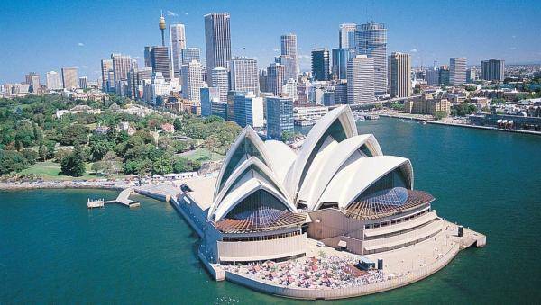 أستراليا تفتح حدودها أمام السياح المطعمين اعتبارا من الاثنين