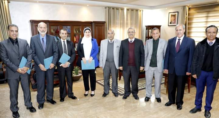 رئيس جامعة ال البيت يكرم دفعة من الباحثين المتميزين