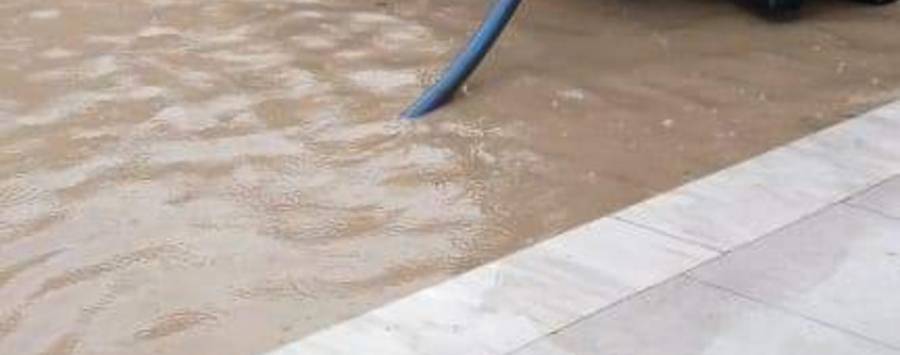 بلدية الطفيلة تتعامل مع تجمعات ومستنقعات لمياه الأمطار في مواقع حيوية عدة