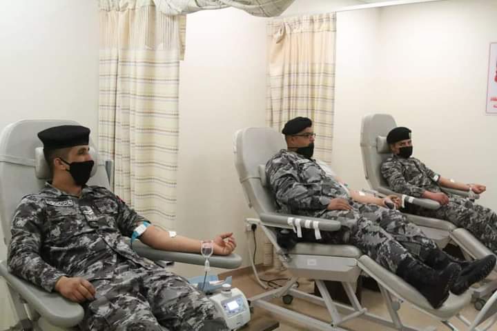 الأمن العام يلبي نداء استغاثة بالتبرع بالدم لأحد المتقاعدين