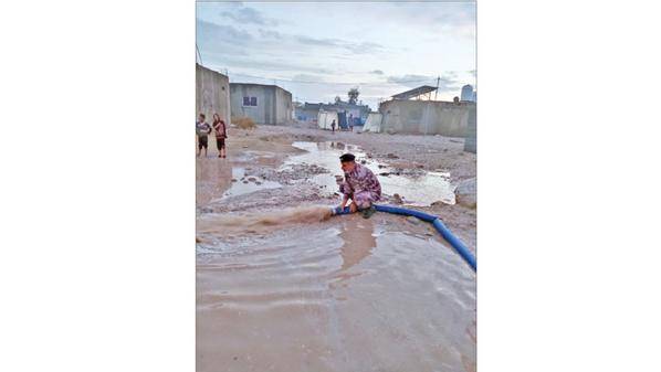 تجمعات لمياه الأمطار في الشوارع بالطفيلة .. وتداهم منازل بالكرك