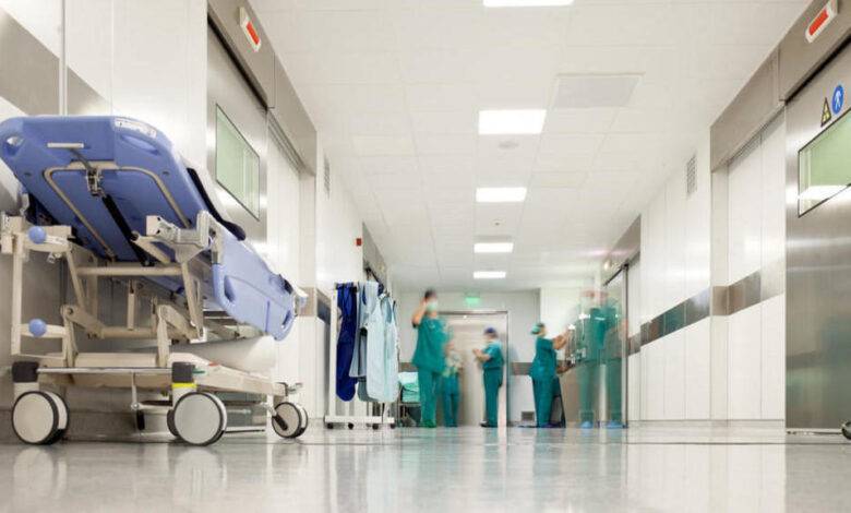 آلية معالجة موظفي الدولة والمتقاعدين بالمستشفيات الخاصة (تفاصيل)