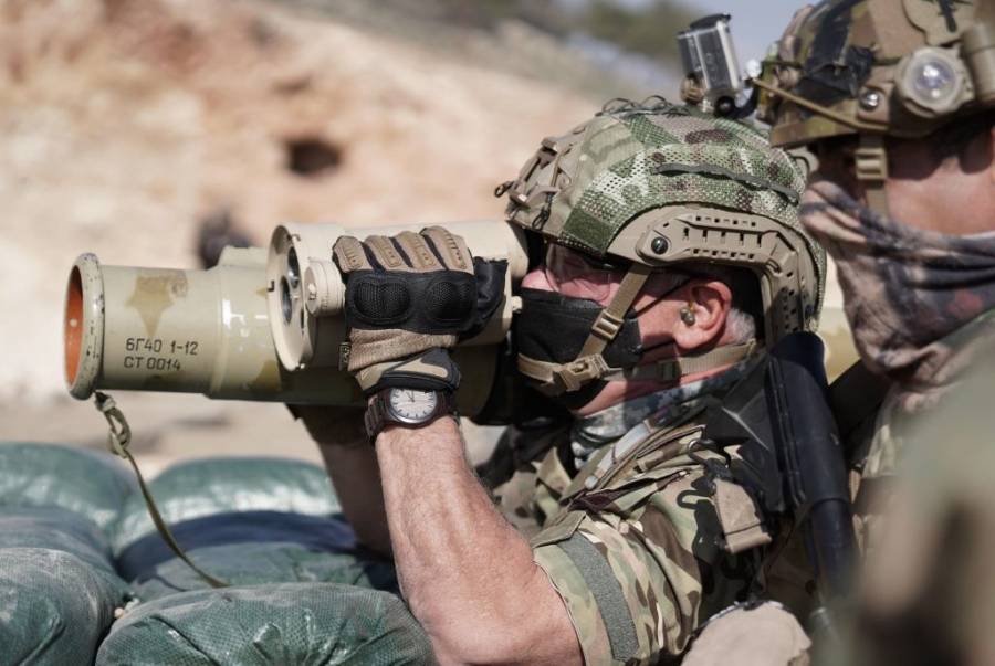 الملك يشارك بتمرين يحاكي القضاء على عناصر إرهابية _صور