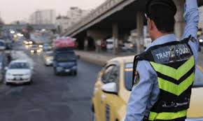 إعادة فتاة قطعت الشارع أسفل جسر المشاة وإلزامها باستخدامه