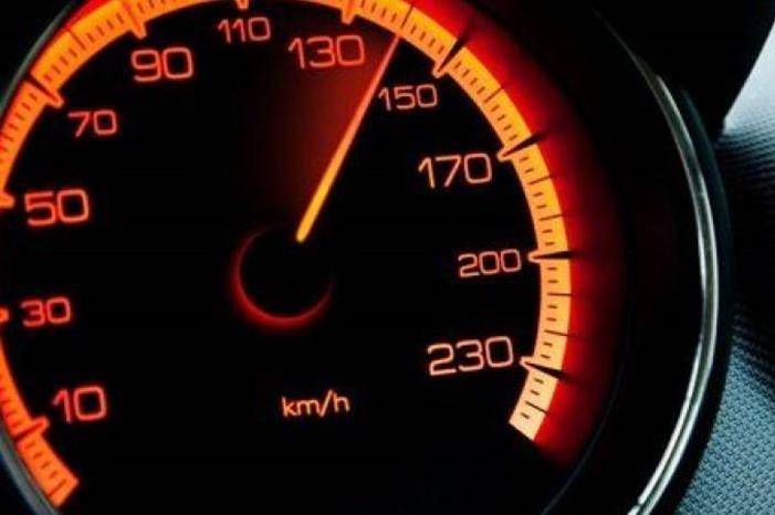 ضبط 3 مركبات تسير بسرعات عالية على الطرق الخارجية