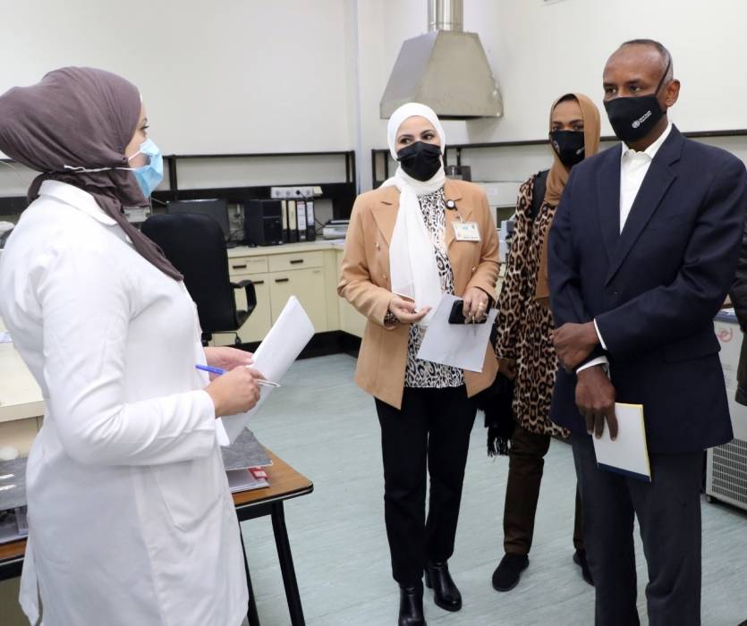 على هامش ورشة عمل إنشاء مراكز السّموم وفد من وزارة الصحة الاتحادية السودانية يزور مستشفى الجامعة