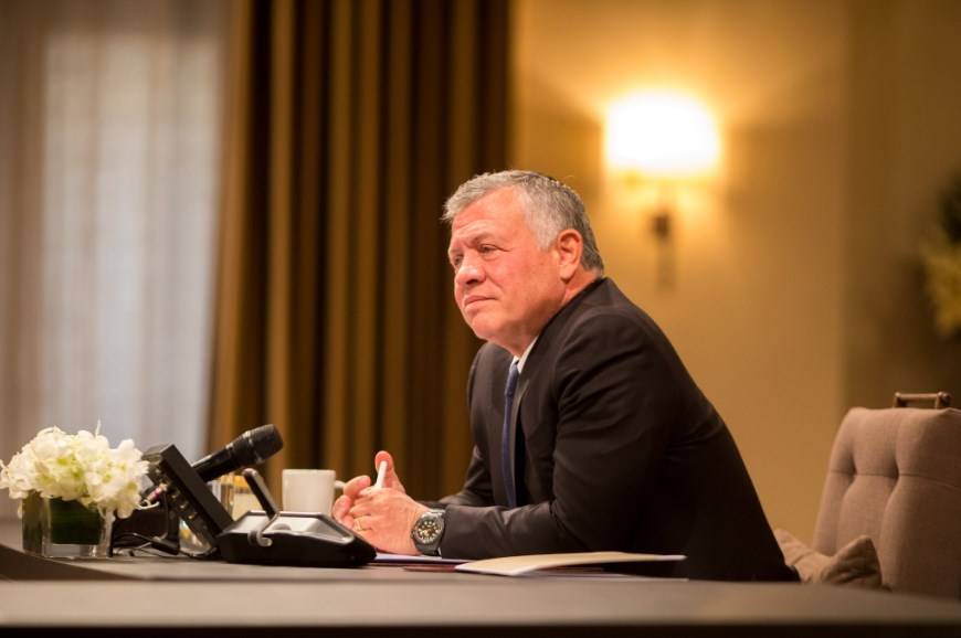 الملك يلتقي كتاباً وصحفيين