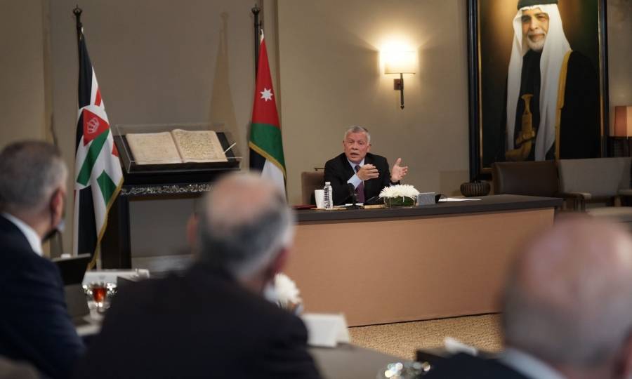 الملك يلتقي عددا من الكتاب والصحفيين