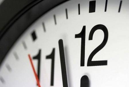 بدء العمل بالتوقيت الصيفي اعتباراً من منتصف الليلة