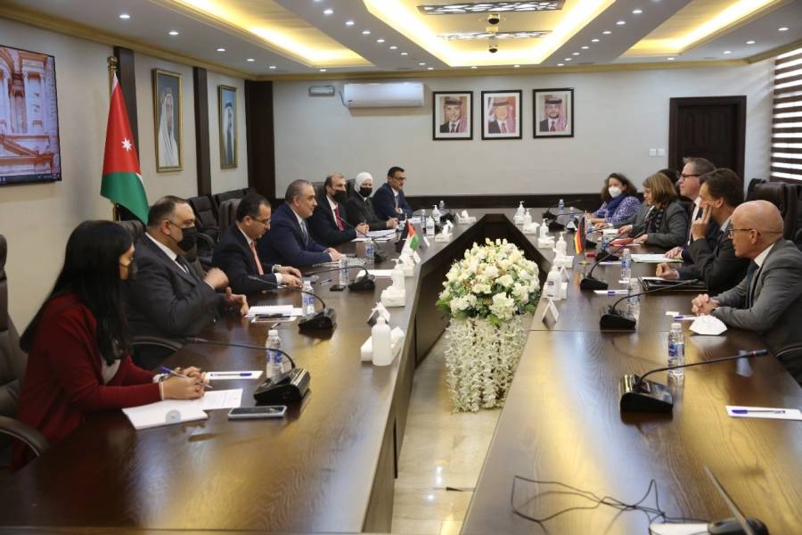 وزير التخطيط والتعاون الدولي يبحث مع مسؤولين المان أولويات التعاون التنموي المشترك