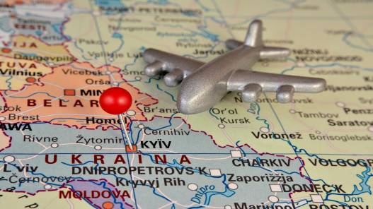 روسيا تقول إنها سيطرت على مطار خارج العاصمة الأوكرانية