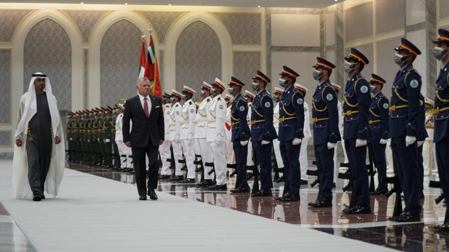 مراسم استقبال رسمية لجلالة الملك لدى وصوله مطار أبوظبي (صور)