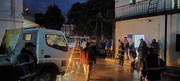 بلدية إربد تتعامل مع حالات انسداد بوحدات تصريف المياه