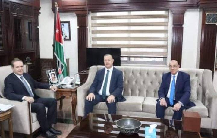 الهواري يبحث سُبل التعاون مع وزير الصحة التونسي