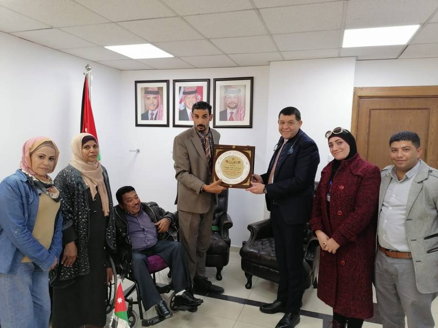 نادي شباب الضليل لذوي الإعاقة يقدمون درع النادي لوزير العمل تكريما له على جهوده