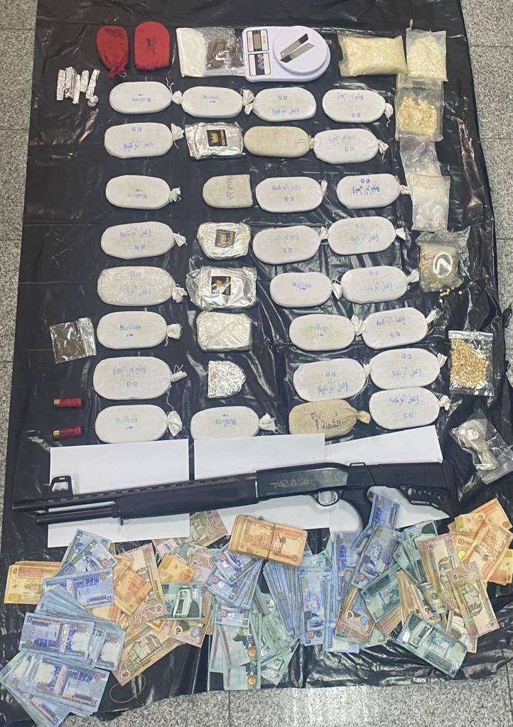 مكافحة المخدرات تواصل حملاتها على مروجي وتجار المواد المخدرة وتتعامل مع إحدى مناطق شرق عمان... صور