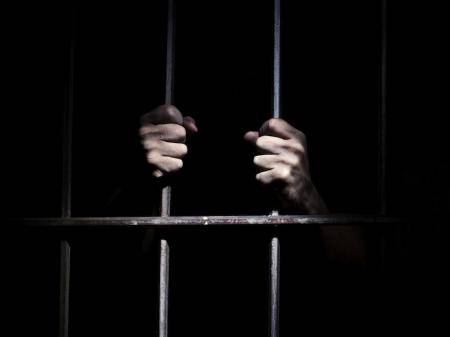 الحبس لشخص حاول ترويج مخدرات على أحد ضباط المكافحة