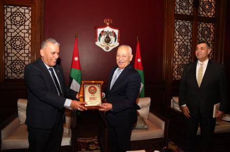 العيسوي يكرم جامعة إربد الأهلية