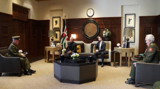 الملك يلتقي قائد القيادة المركزية الأميركية