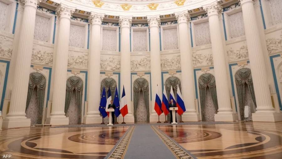 بوتين لماكرون: حياد أوكرانيا ونزع سلاحها شرطان لتسوية النزاع