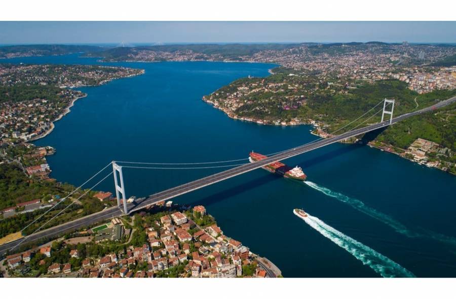 تركيا تغلق مضيقي البوسفور والدردنيل أمام السفن الحربية