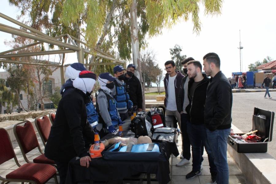 البلقاء التطبيقية تشارك مديرية الأمن العام الاحتفال باليوم العالمي للدفاع المدني