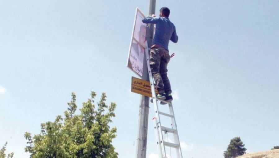 وفاة شاب بصعقة كهربائية أثناء تعليق يافطة اعلانية لأحد المرشحين في اربد