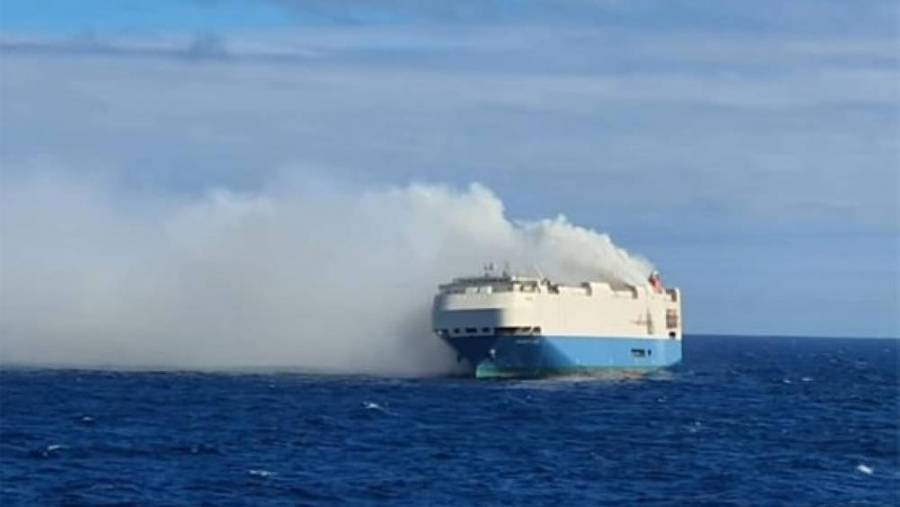 غرق سفينة تحمل 4000 سيارات وسط المحيط