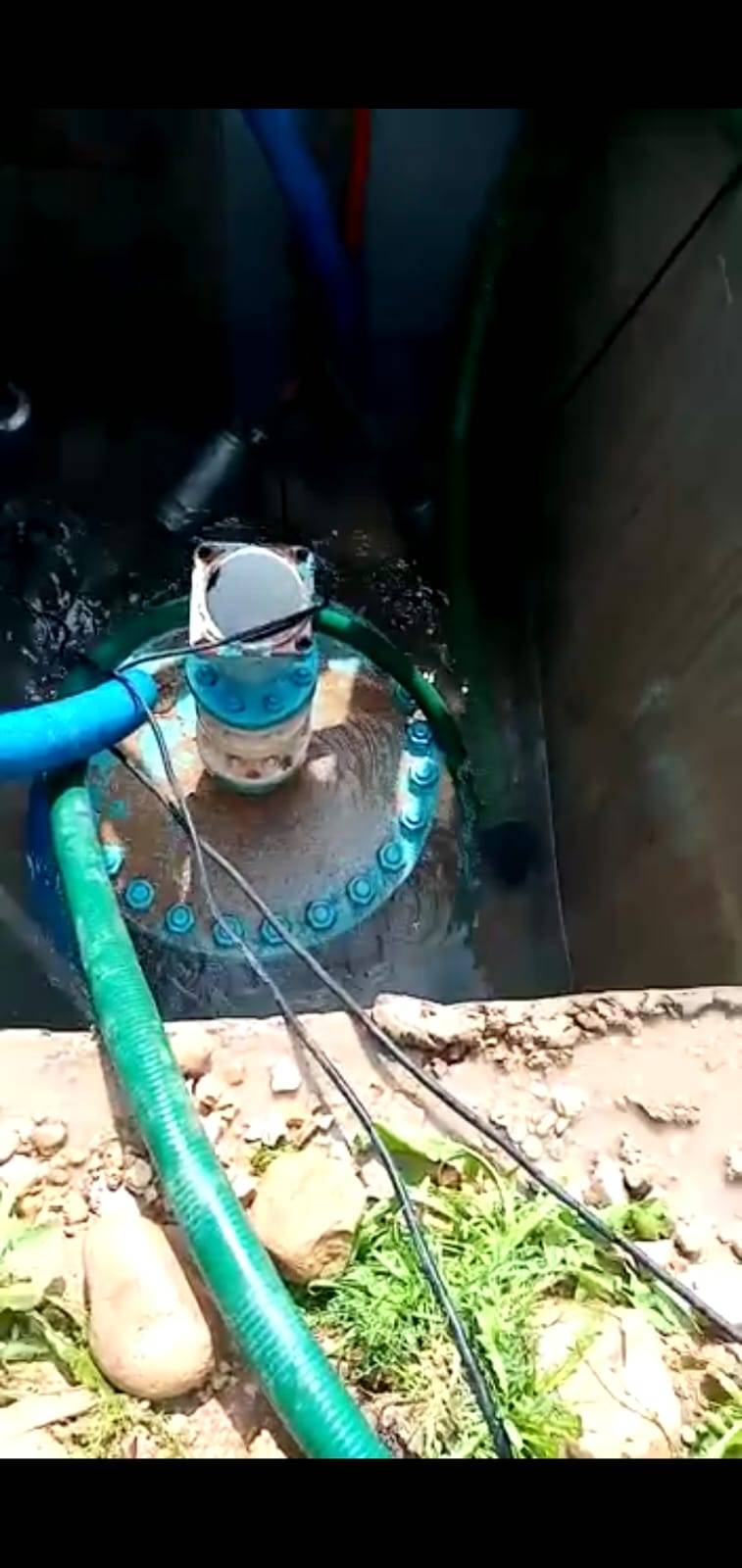 وزارة المياه والري : ضبط اعتداءات على خط ناقل مياه الزارة ماعين وردم ابار مخالفة في الازرق