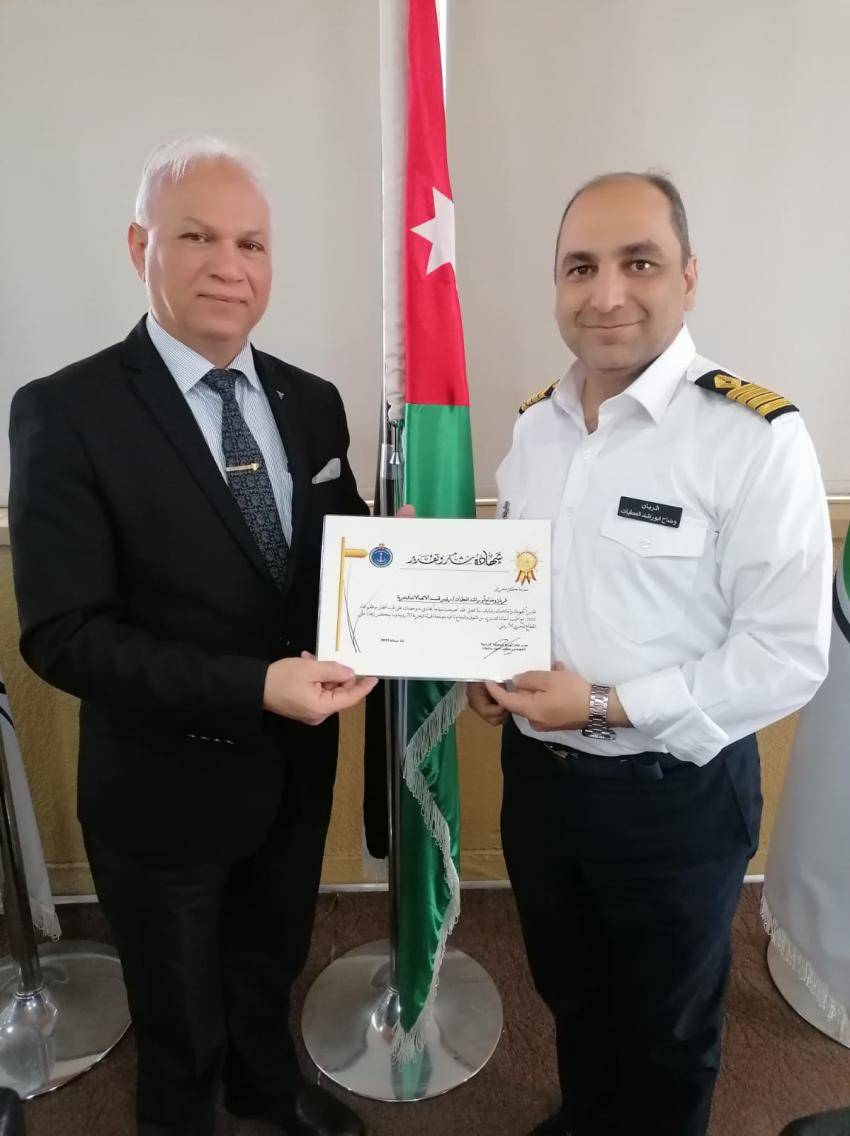 الهيئة البحرية تكرم 3 موظفين بجائزة افضل موظف